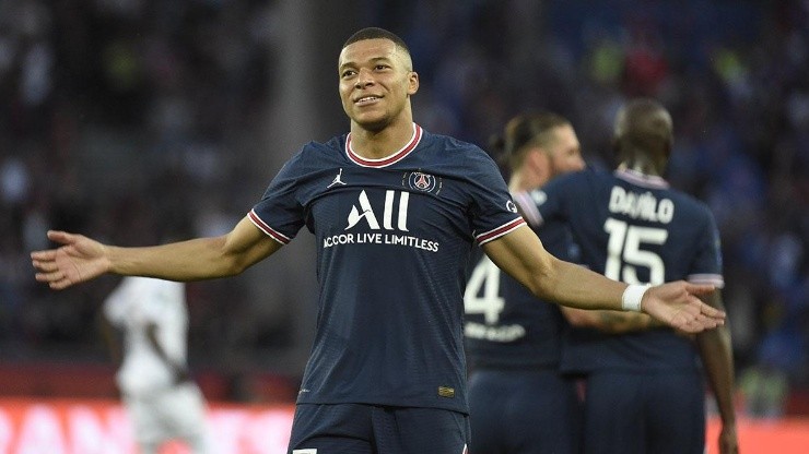 Mbappé en festejo de gol con PSG.