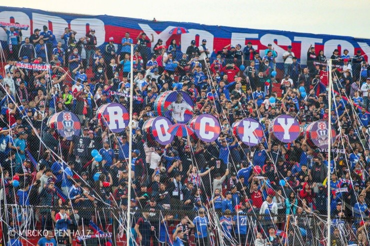 Con bombos y canticos fue recibido Rocky Gonzalez | Foto: Mircko Penha/Bolavip 