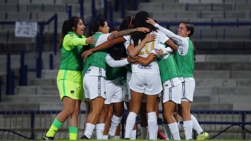 El primer equipo femenil festeja su gol ante Chivas