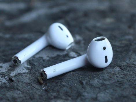 Após uso de AirPods, menino perde a audição e família processa a Apple: “não avisou sobre os níveis de volume”