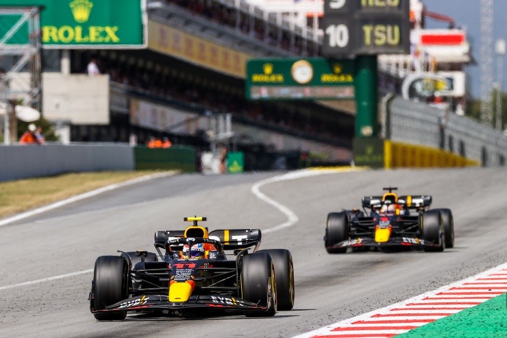Checo debió dejar pasar a Verstappen para que el neerlandés tomara el liderato del torneo. Créditos: Getty Images