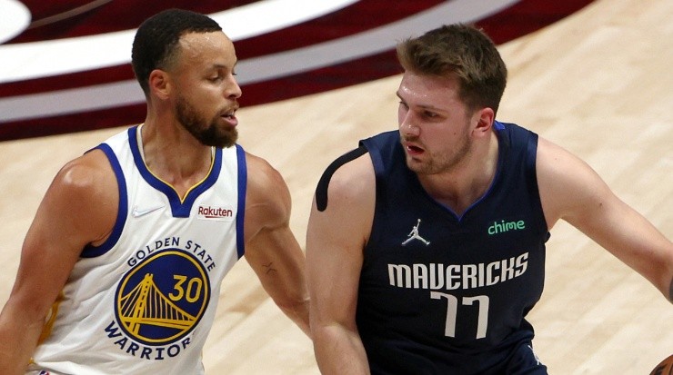 Stephen Curry y Luka Doncic (Foto: Getty Images)