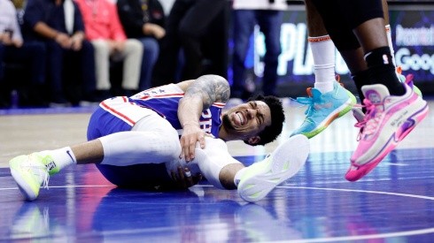 Danny Green holding his injured knee during the playoffs game against Miami Heat