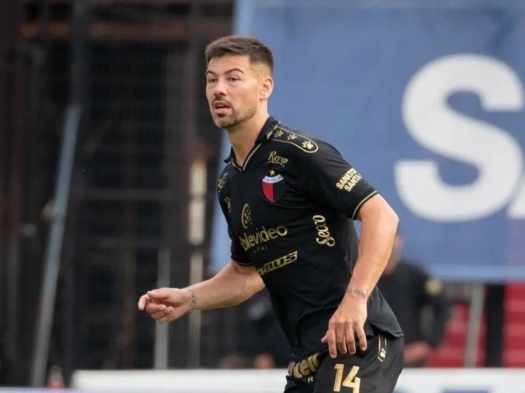 El volante argentino es seguido de cerca por la U | Foto: Colón 