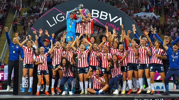 Chivas festeja un nuevo título de la Liga MX Femenil.