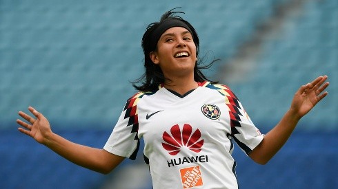 Lucero Cuevas festeja un gol con América Femenil.