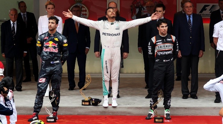 Pérez junto a Hamilton y Ricciardo, en su último podio en Mónaco. (Getty)