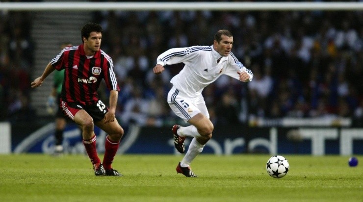 : Zinedine Zidane of Real Madrid goes past Michael Ballack of Bayer Leverkusen (Getty Images)