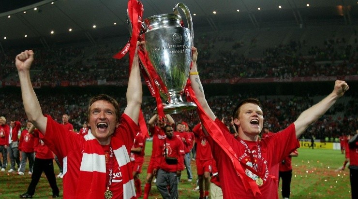 Liverpool defender John Arne Riise of Norway (R) and midfielder Vladimir Smicer of Czech Republic (Photo by Alex Livesey/Getty Images)