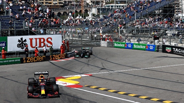 Max Verstappen y Lewis Hamilton doblando las curvas 15 y 16 del GP de Mónaco, denominadas "Piscina".