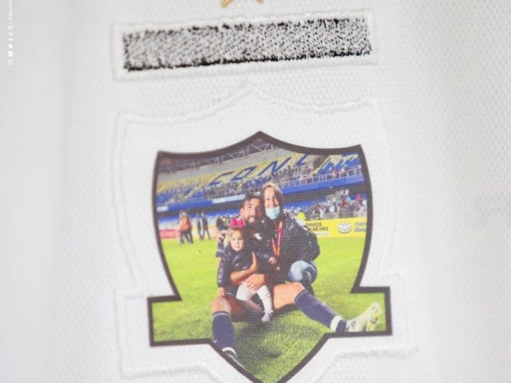 La camiseta de Emiliano Amor con una foto de su familia | Foto: Colo Colo 