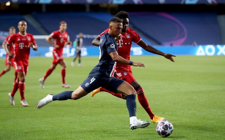 Thilo Kehrer y Alphonso Davies en la primer final sin público | Getty
