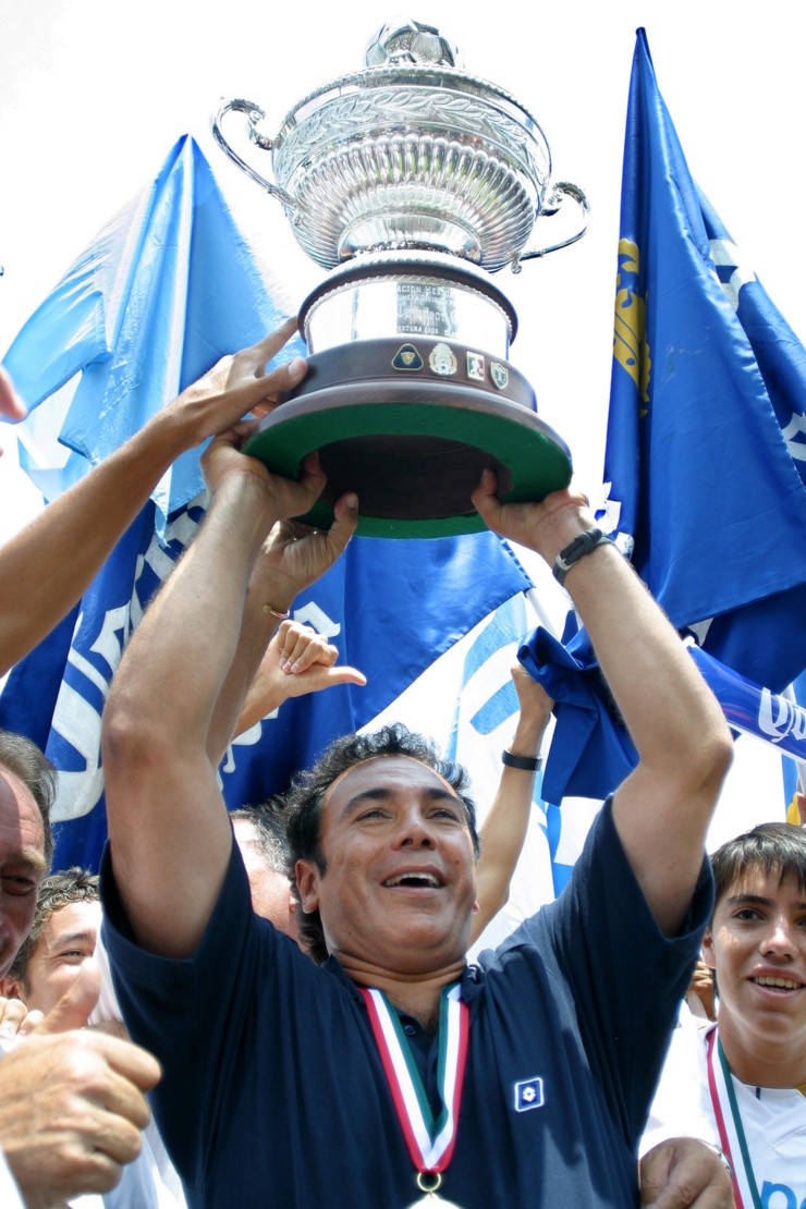 Hugo Sánchez levantando la copa (Jam Media)