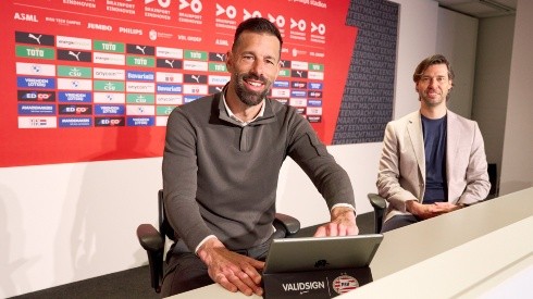 Van Nistelrooy assumiu o comando do PSV (Foto: Divulgação/Getty Images)