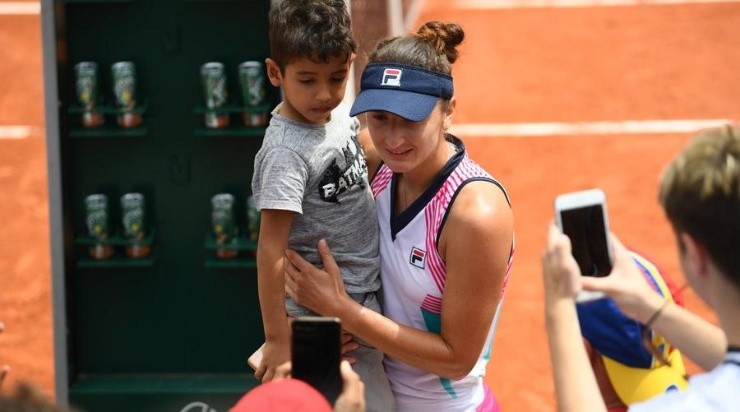 Irina-Camelia Begu junto con el niño (Twitter)