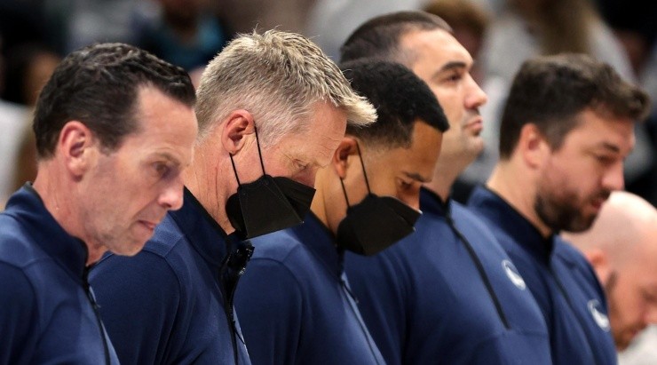 Kerr junto con sus asistentes guardan un minuto de silencio antes del partido por la masacre de Texas (Getty)