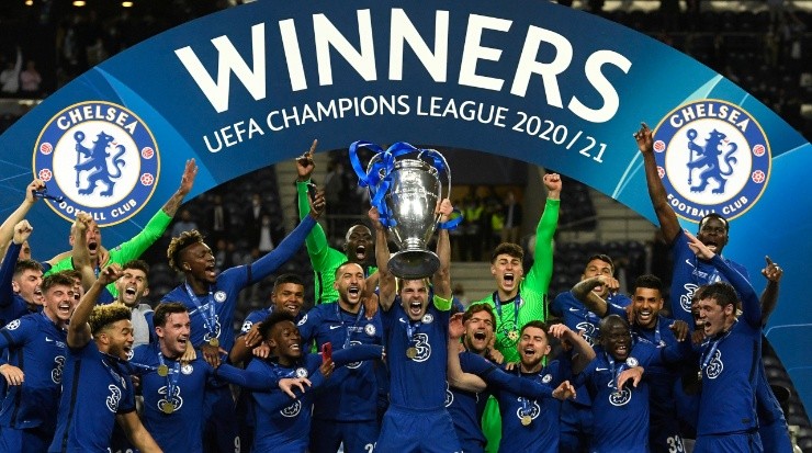 Chelsea players lift the 2020-21 Champions League Trophy. (Pierre-Philippe Marcou - Pool/Getty Images)