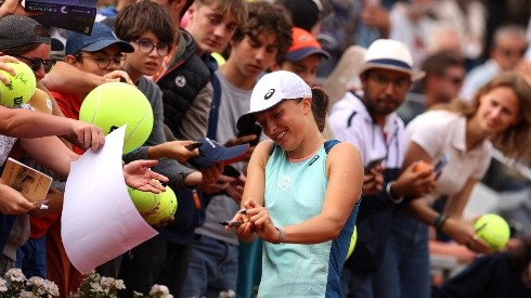 Iga Swiatek junto con sus fans en Roland Garros
