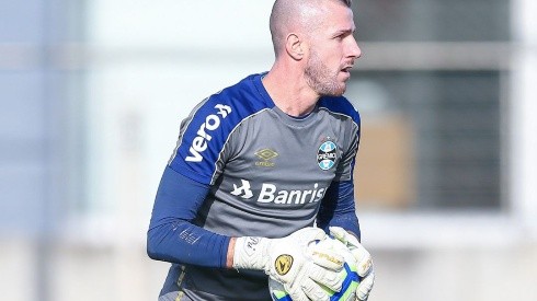 Paulo Victor com a camisa do Grêmio (Foto: Lucas Uebel/Grêmio)