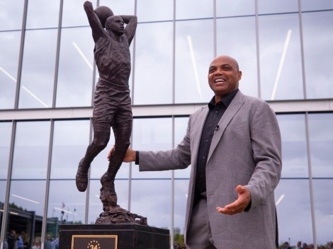 Charles Barkley mocks throwing a coffee cup at Warriors fans after getting hit with debris