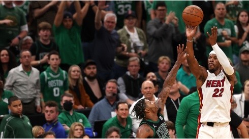 Jimmy Butler anota ante Boston Celtics.