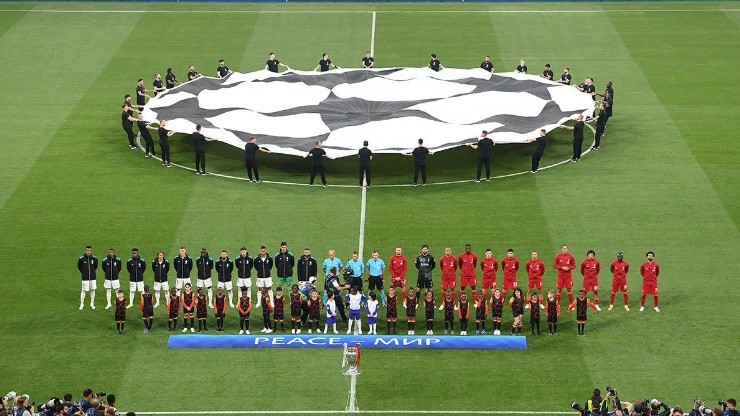 Real Madrid y Liverpool en actos de protocolo.