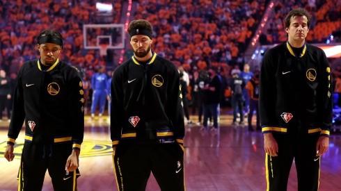 Moses Moody, Klay Thompson y Nemanja Bjelica.