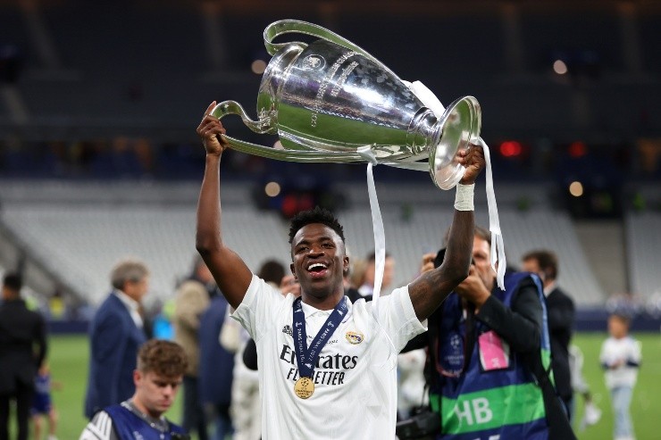 Vinicius Junior alzando su primera Champions | Foto: Getty Images 