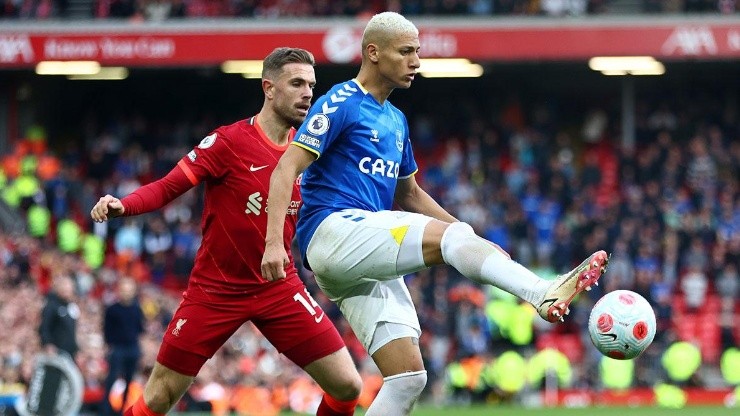 Richarlison en acción ante Liverpool.