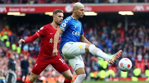 Richarlison en acción ante Liverpool.