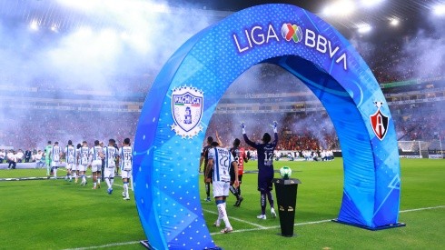 Players of Pachuca and Atlas enter to the field