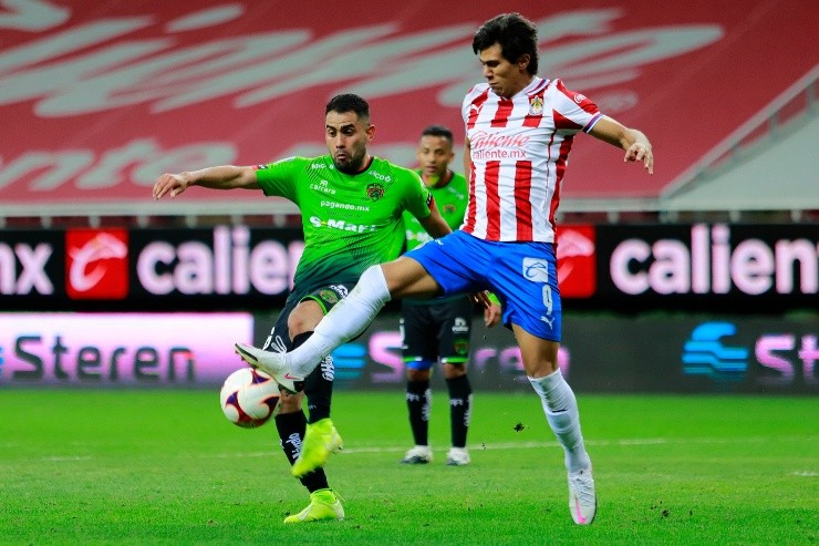 GUADALAJARA, MEXICO - ENERO 30: Jose Esquivel (I) del Juarez y Jose Macias (D) del Chivas disputan el balon durante el juego de la Jornada 4 del Torneo Guard1anes Clausura 2021 de la Liga BBVA MX en el Estadio Akron, el 30 de Enero del 2020 en Guadalajara, Mexico. (Foto: Oscar Meza/JAM MEDIA)