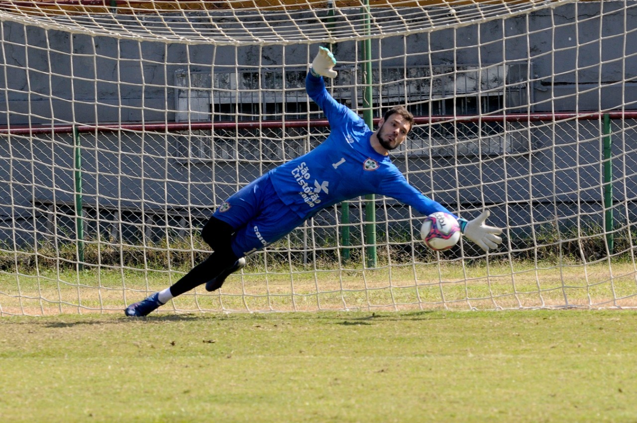 Thomazella comemora renovação de contrato na Portuguesa após boa atuação na A2: “Quero estar junto”