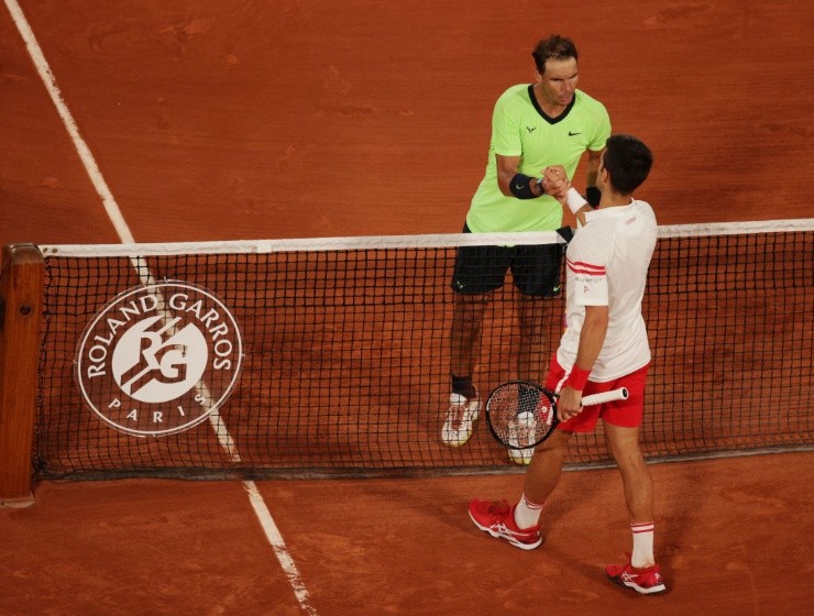 Adam Pretty/Getty Images - Nadal e Djokovic em Roland Garros de 2021