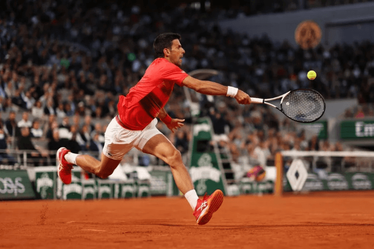 Djokovic se estica para tentar devolução contra Rafael Nadal — Foto: Clive Brunskill/Getty Images