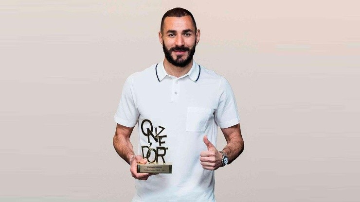 Benzema con su premio Onze.