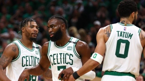 Marcus Smart, Jaylen Brown y Jayson Tatum.