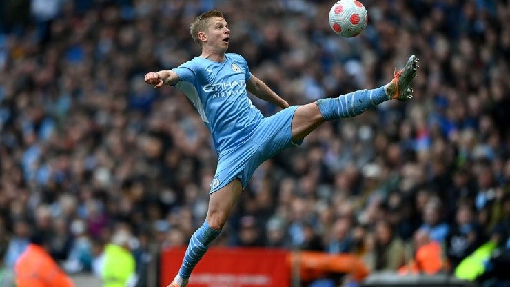 Zinchenko en acción con Manchester City.