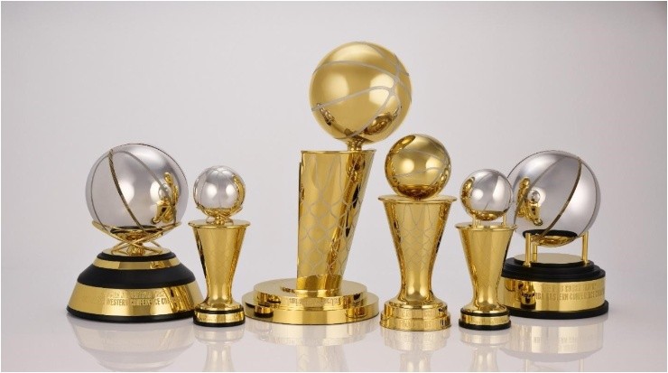 Los nuevos trofeos. (Foto: NBA)