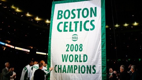 Banner del último título de los Boston Celtics