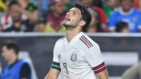 Raúl Jiménez se lamenta: casi no la tocó contra Uruguay.