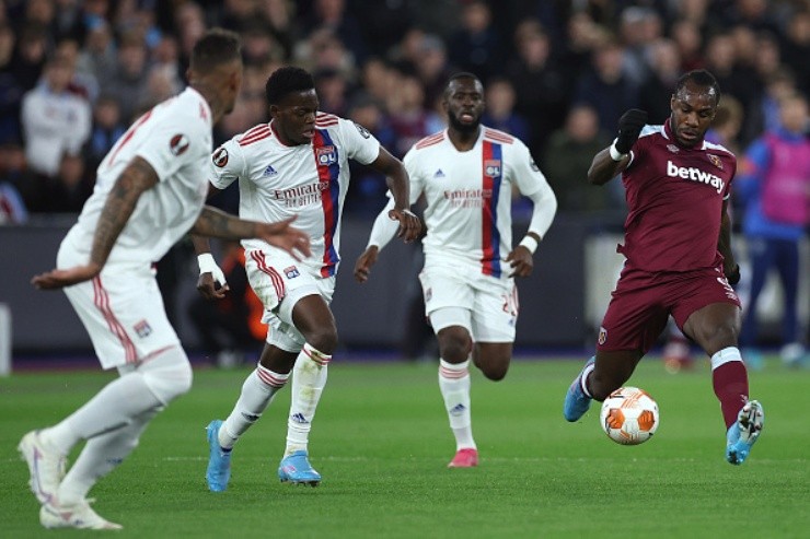 LONDON, ENGLAND - APRIL 07: Michail Antonio of West Ham United runs with the ball whilst under pressure from Castello Lukeba of Olympique Lyonnais during the UEFA Europa League Quarter Final Leg One match between West Ham United and Olympique Lyon at Olympic Stadium on April 07, 2022 in London, England. (Photo by Eddie Keogh/Getty Images)