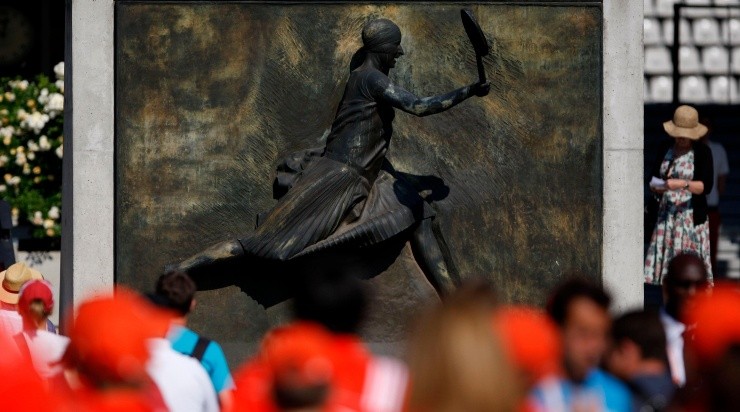 La escultura de Lenglen, en la entrada del estadio que lleva su nombre (Getty)