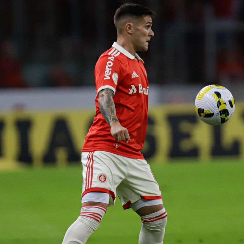 Bustos 'segura' o Internacional de contratar lateral do futebol europeu