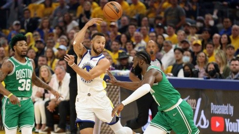 Stephen Curry y Jaylen Brown.