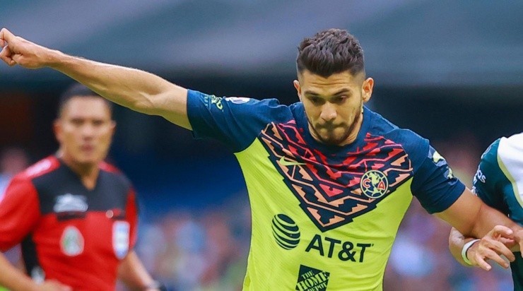 Ciudad de Mexico, 14 de mayo de 2022. Henry Martín y Javier Salas, durante el partido de vuelta de los Cuartos de Final del Torneo Grita Mexico Clausura 2022 de la Liga BBVA MX, entre las Águilas del America y el Club Puebla, celebrado en el Estadio Azteca. Foto: Imago7/ Eloisa Sánchez
