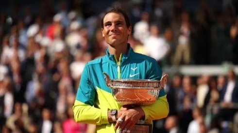 Foto: Adam Pretty/Getty Images - Nadal com a taça de Roland Garros.