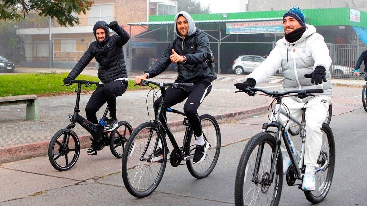 Jugadores de Uruguay en bicicleta.