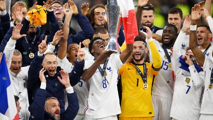 Aurélien Tchouaméni levantando la Nations League.