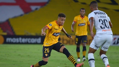 Byron ahora fue sancionado jugando por el Barcelona de Guayaquil.